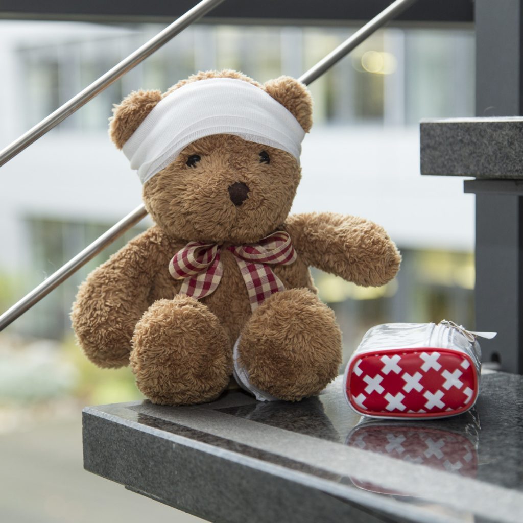 Teddy mit Kopfbinde als Symbol der Kopfschmerzen bei Veränderung und Orientierung