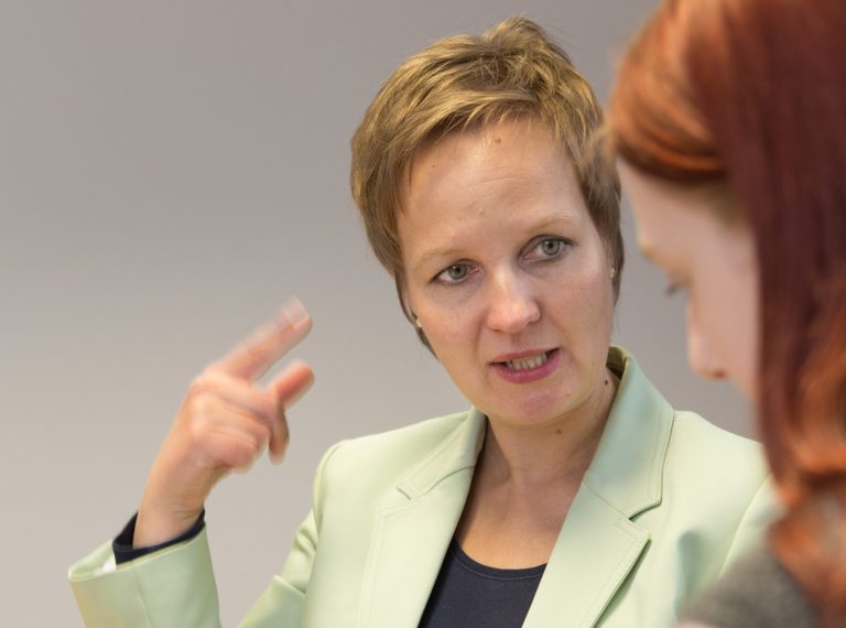 Portraitbild: Sandra Kroning im Gespräch im Coaching