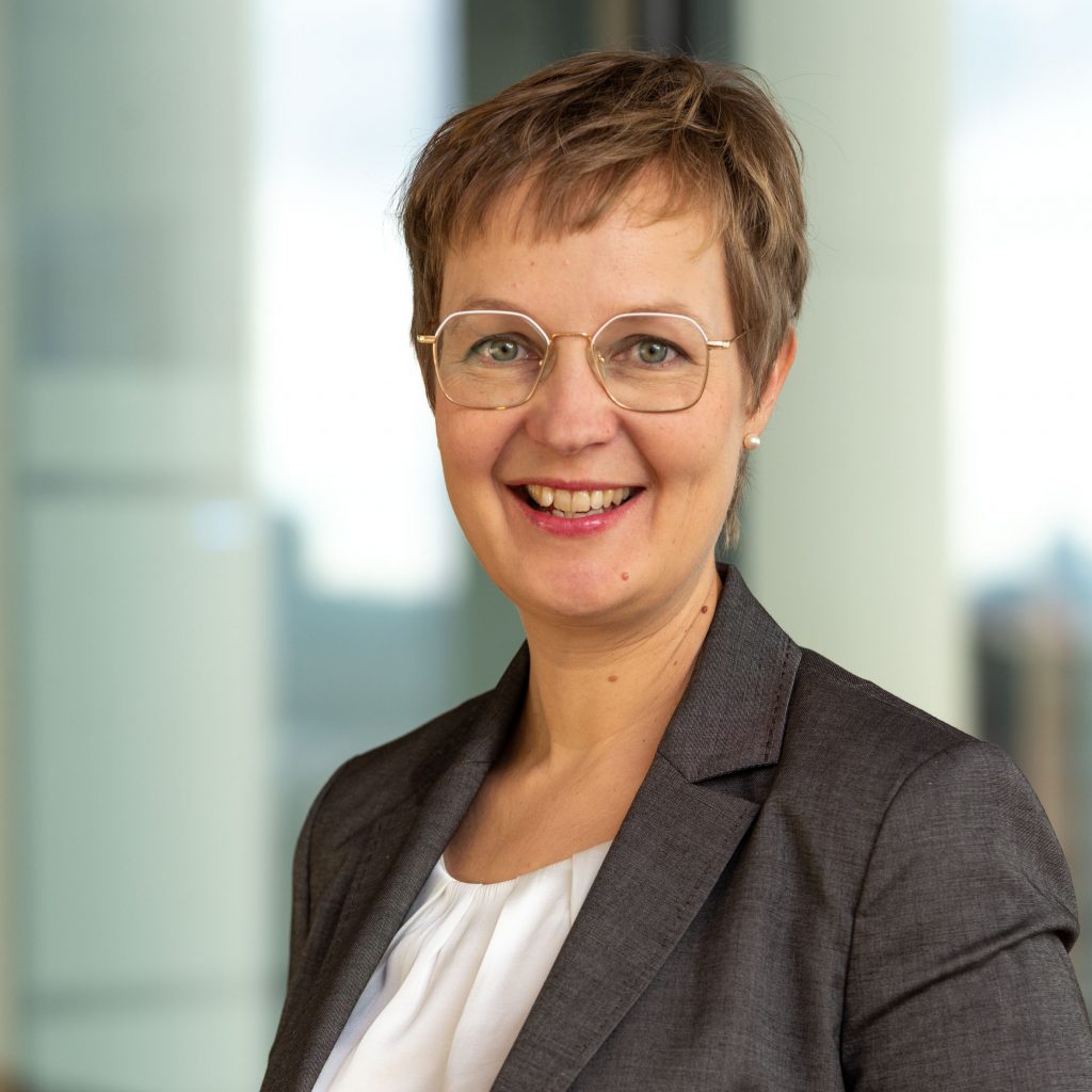 Sandra Kroning Business Halbportrait, Hintergrund helle und wechselnde Nuancen