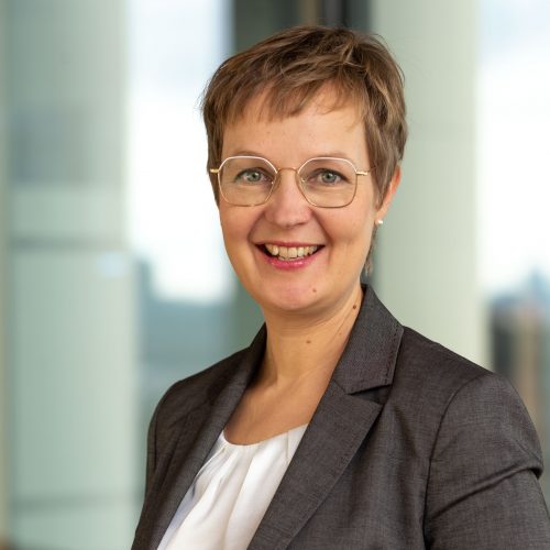 Sandra Kroning Business Halbportrait, Hintergrund helle und wechselnde Nuancen
